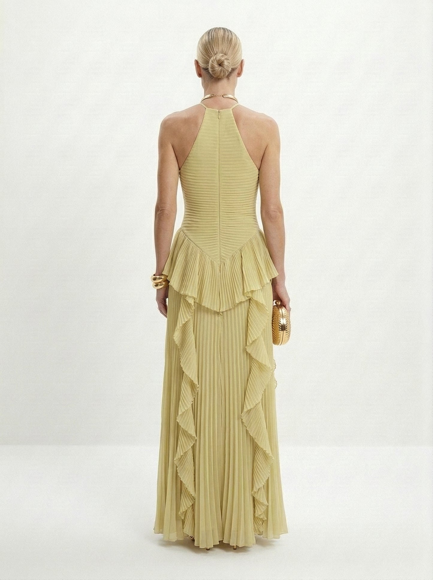 Vestido Largo Plisado LiaVoss con Volantes Elegantes y Cuello Halter