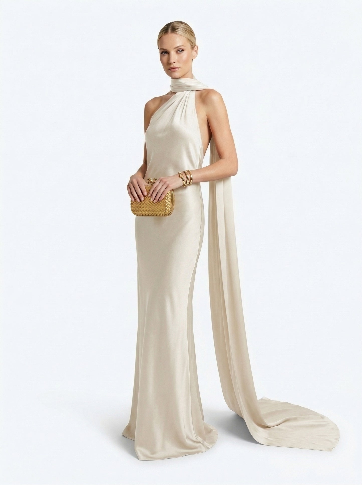 Vestido Halter LiaVoss con Espalda Abierta y Capa Fluida