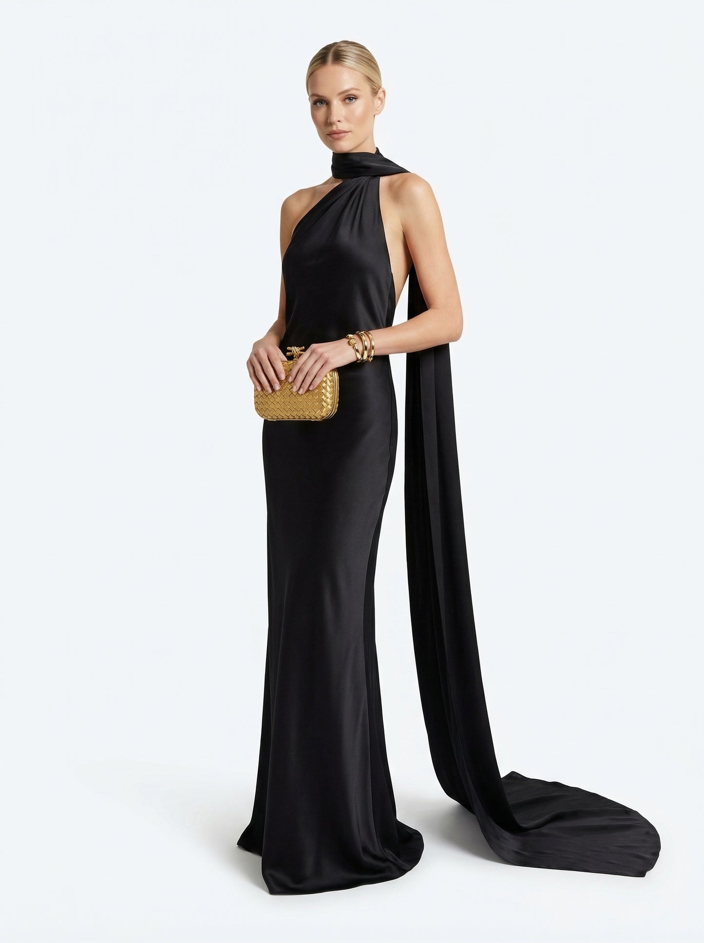 Vestido Halter LiaVoss con Espalda Abierta y Capa Fluida