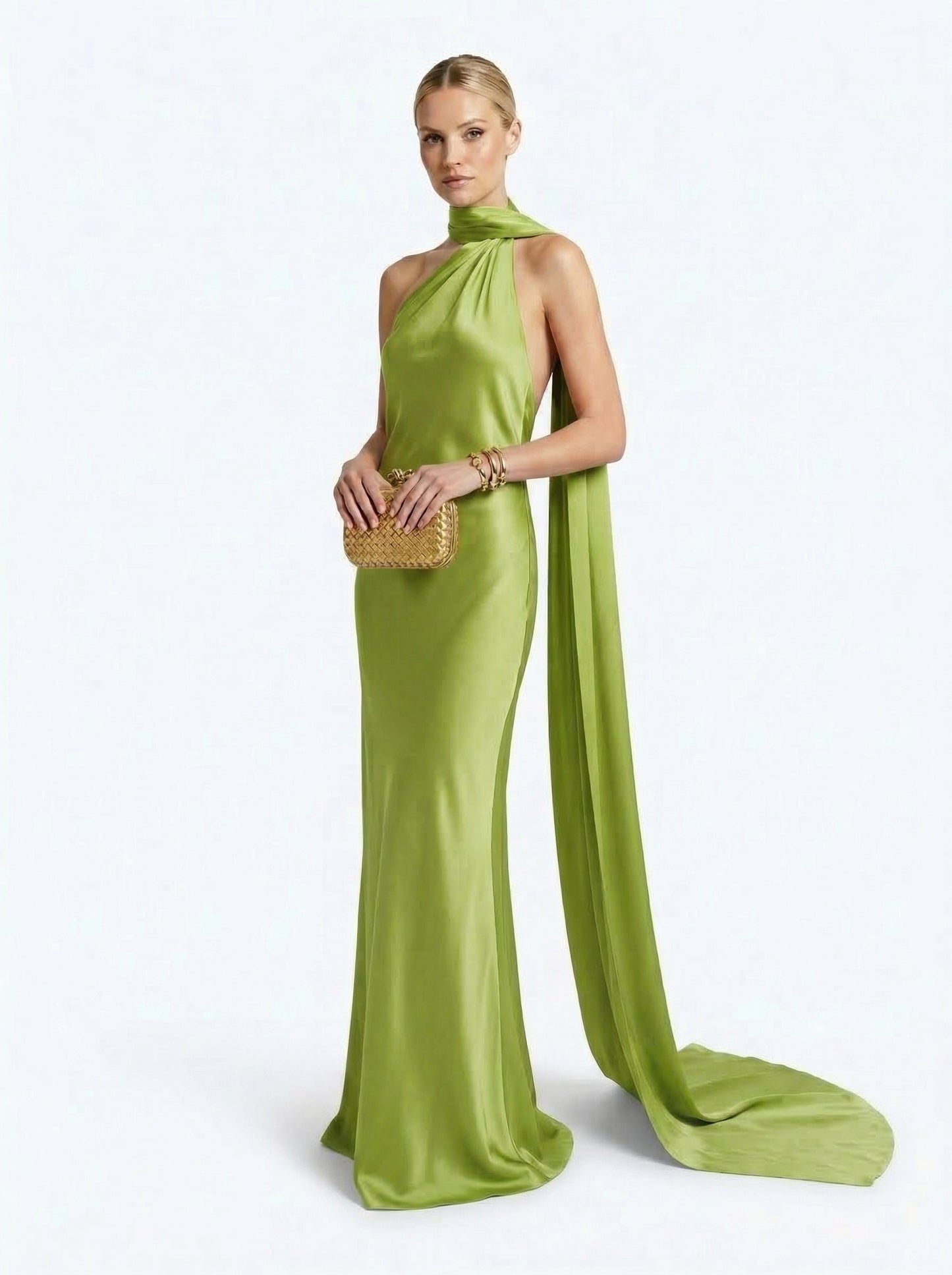 Vestido Halter LiaVoss con Espalda Abierta y Capa Fluida