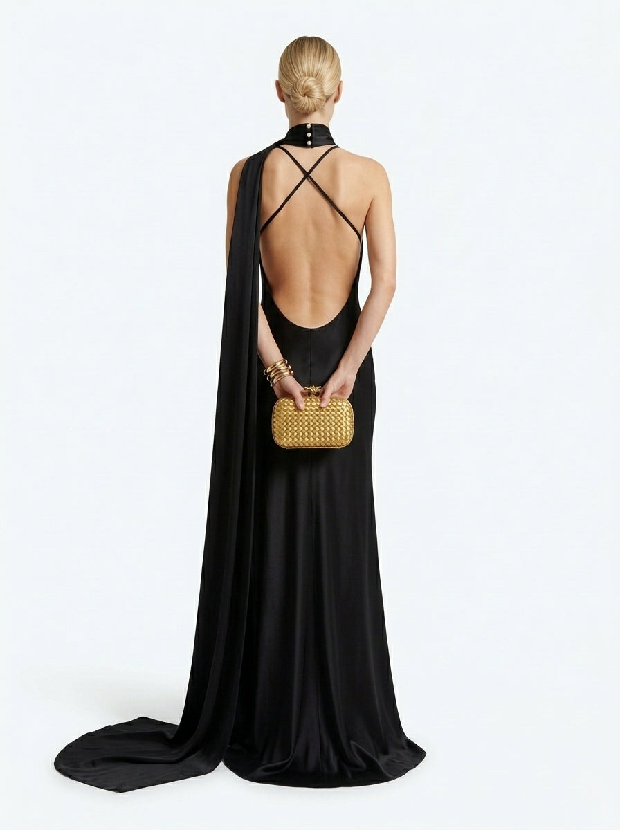 Vestido Halter LiaVoss con Espalda Abierta y Capa Fluida