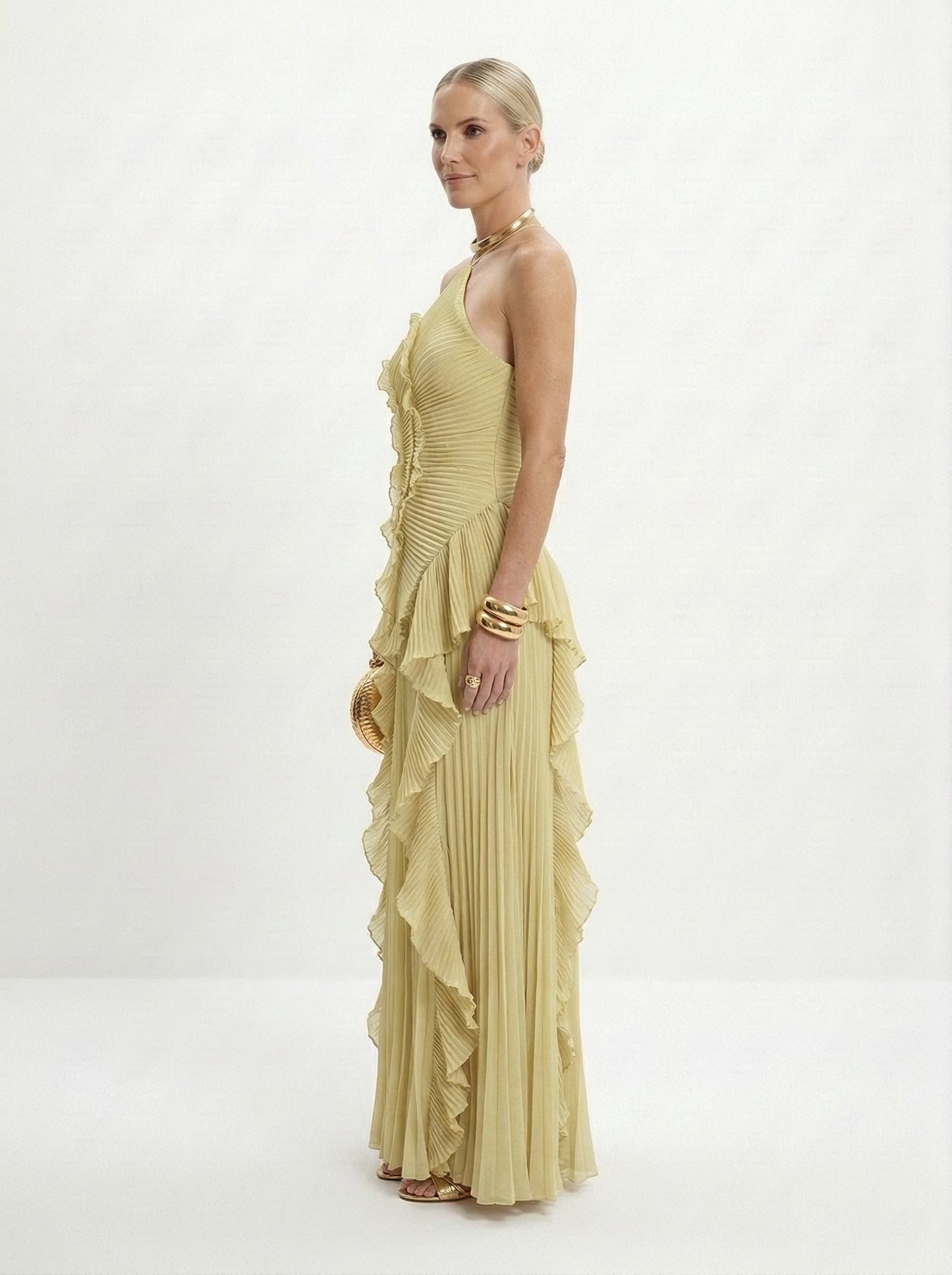 Vestido Largo Plisado LiaVoss con Volantes Elegantes y Cuello Halter